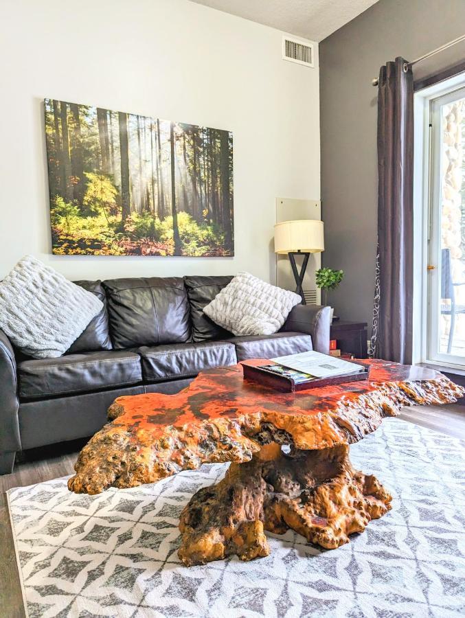 Canmore Mountain Retreat. Hot Tub, Pool, King Bed! Exterior photo