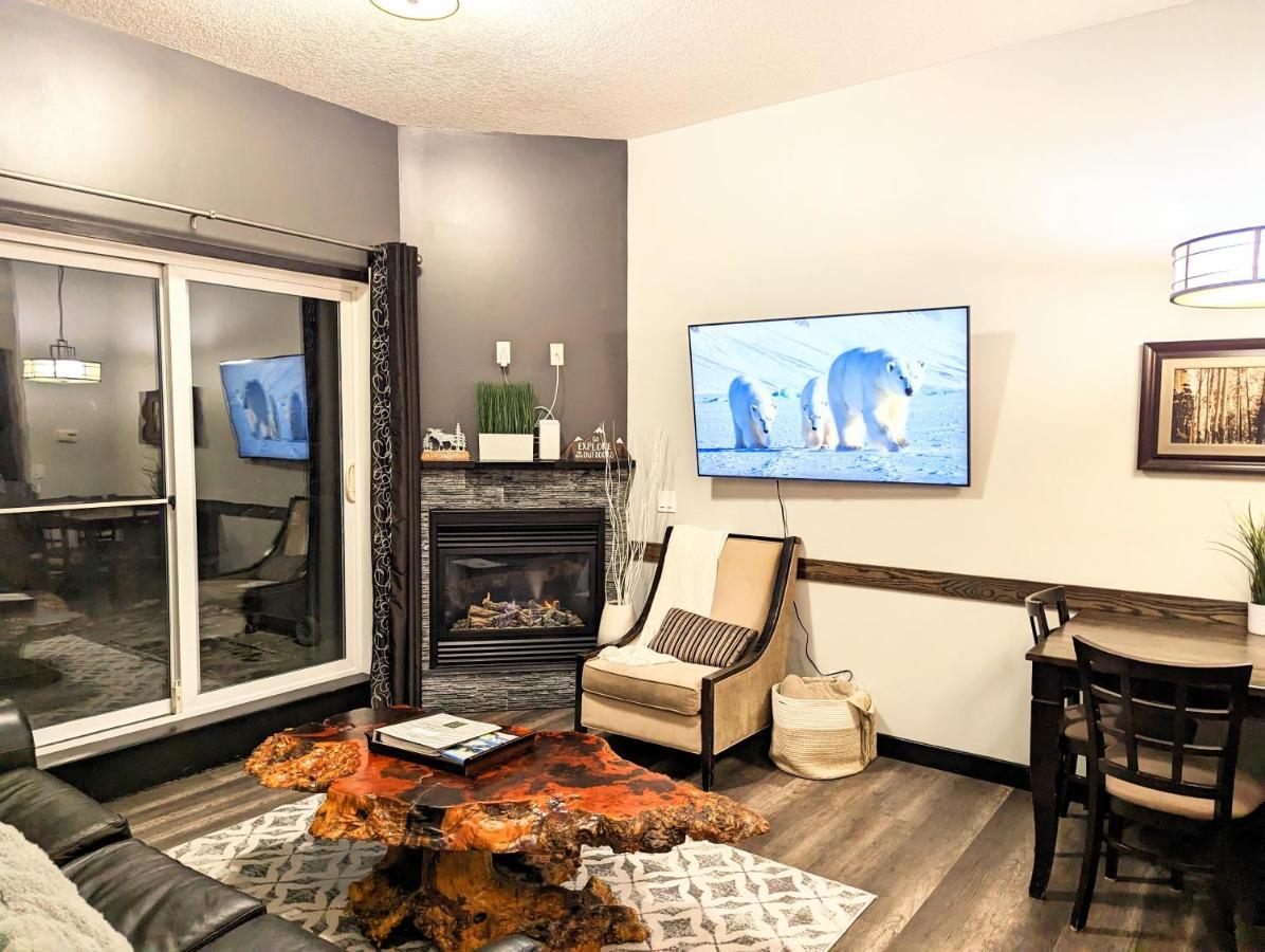 Canmore Mountain Retreat. Hot Tub, Pool, King Bed! Exterior photo